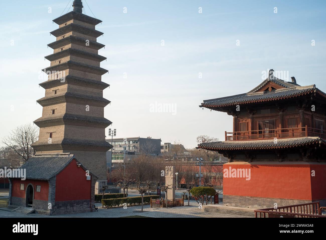 Xumi-Pagode und Glockenturm im Kaiyuan-Tempel in Zhengding, Provinz Hebei, China. Stockfoto