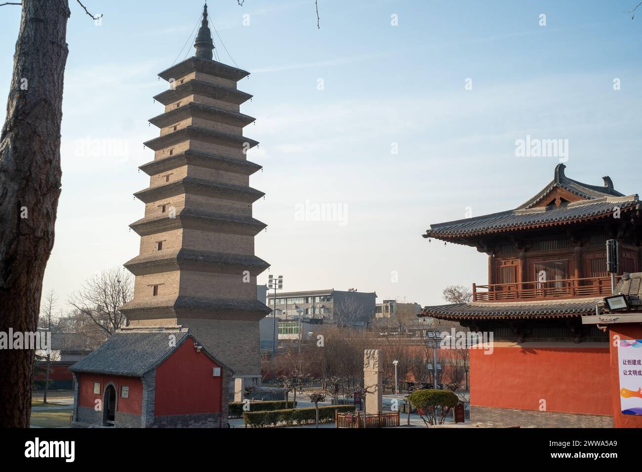 Xumi-Pagode und Glockenturm im Kaiyuan-Tempel in Zhengding, Provinz Hebei, China. Stockfoto