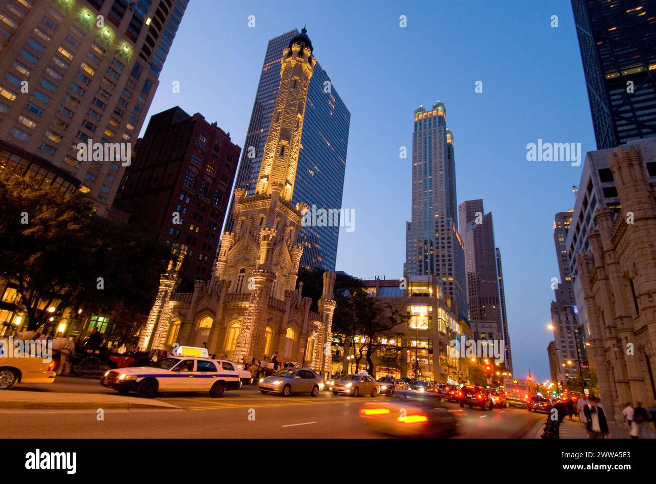 Die Magnificent Mile at Night, nördlicher Teil der Michigan Avenue zwischen Chicago River und Lake Shore Drive mit exklusiven Geschäften, Museen und Hotels Stockfoto