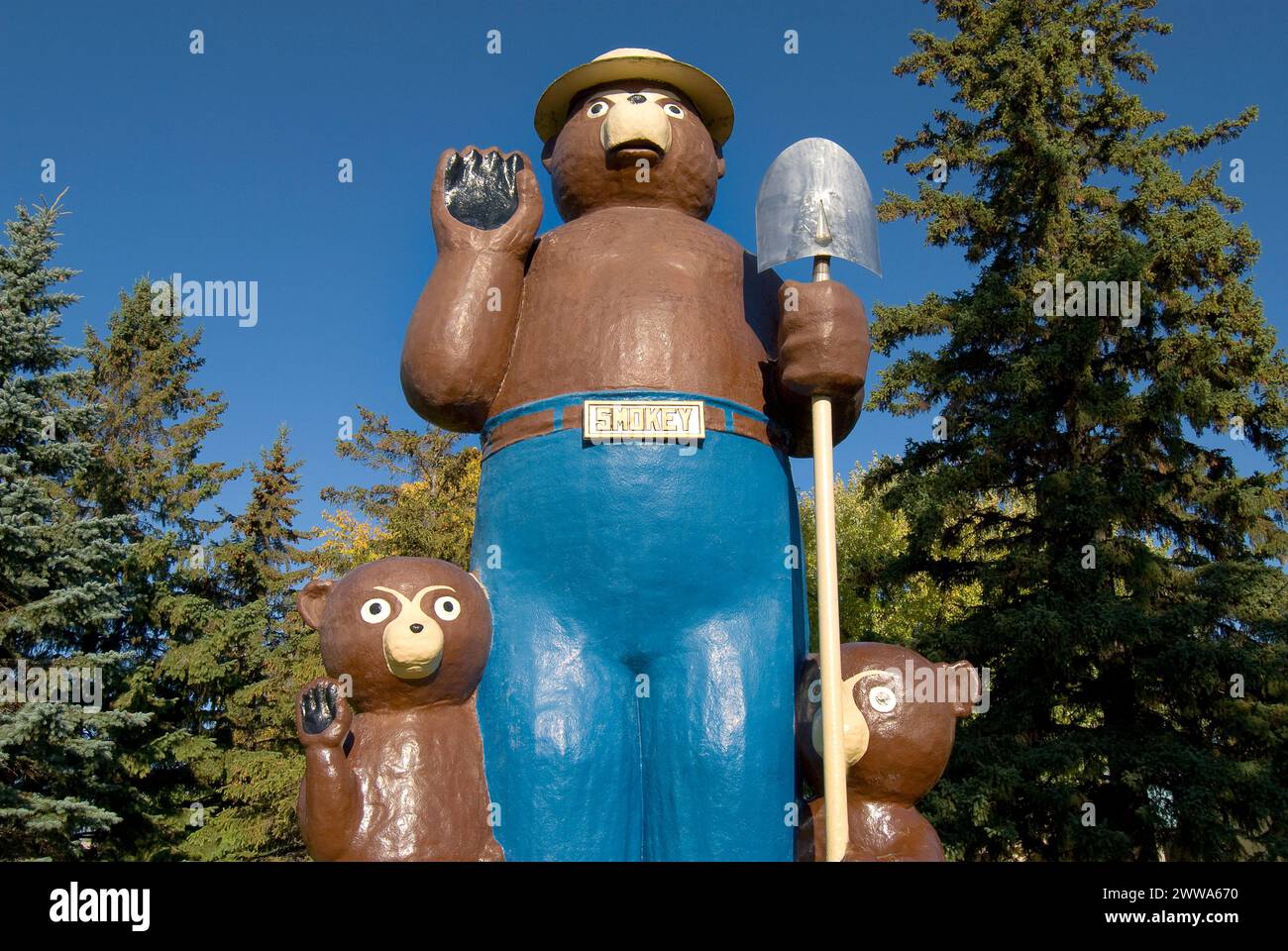 Smokey Bear und zwei Jungen, 22 Fuß hohe Statue wurde 1954 erbaut - sie wurde zu einem Symbol der Waldgebiete rund um die Stadt International Falls Stockfoto