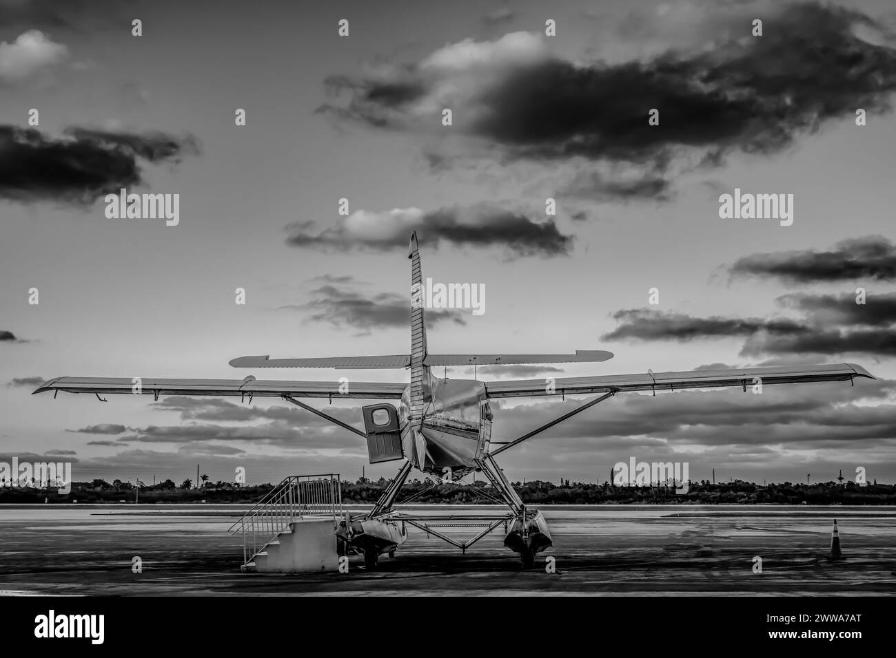 Kleines Wasserflugzeug auf privatem Flughafenparkplatz in der Abendsonne Stockfoto