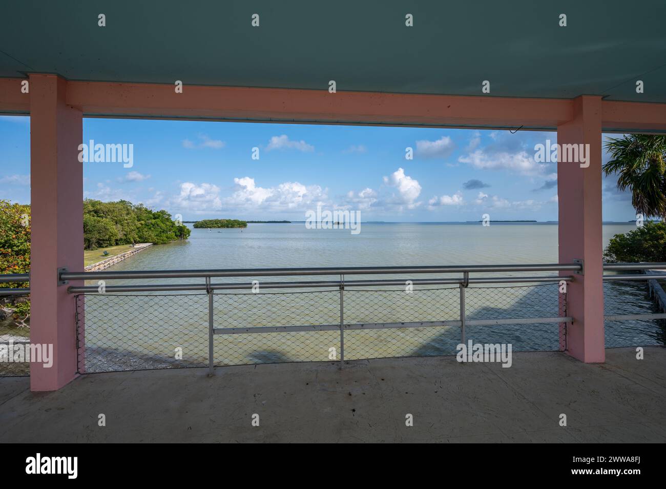 Blick auf die Florida Bay vom Guy Bradley Visitor Center im Flamingo im Everglades National Park, Florida am sonnigen Märznachmittag. Stockfoto