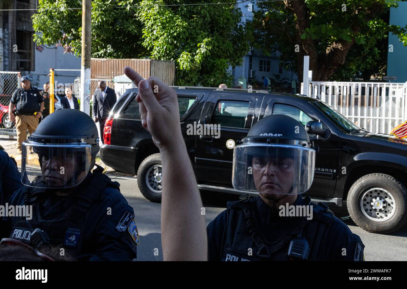 San Juan, USA. März 2024. Pro-palästinensische Demonstranten hetzen eine Polizeilinie zwischen Puerto Rico und dem Gemeindezentrum, in dem Vizepräsidentin Kamala Harris am Freitag, den 22. März 2024, in San Juan, Puerto Rico spricht. (Foto: Carlos Berríos Polanco/SIPA USA) Credit: SIPA USA/Alamy Live News Stockfoto