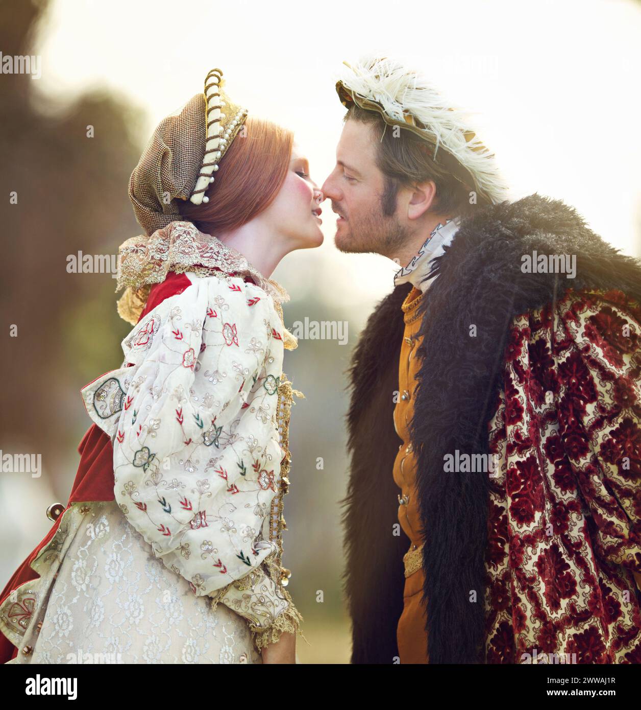 Mittelalter, König und Paar küssen sich in der Geschichte mit Renaissance Mode Outdoor mit Ehe und Liebe. Vintage, Garten und königlicher Führer mit Königin Stockfoto