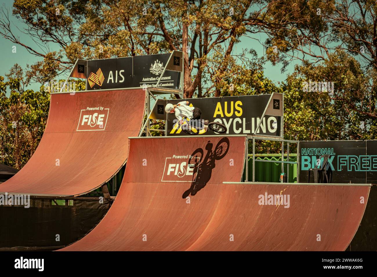 Gold Coast, QLD, Australien - 30. September 2023: BMX-Radfahrer führt Sprünge in der Nähe des Gold Coast Sports and Leisure Centre aus Stockfoto
