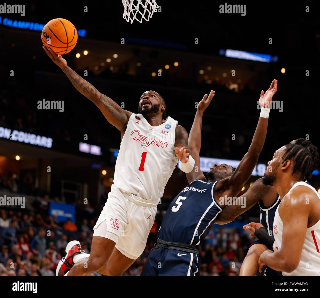 Memphis, Tennessee, USA. März 2024. JAMAL SHEAD (1) aus Houston geht in den Korb gegen JOHNATHAN MASSIE (5) während des NCAA Men's Basketball Tournament First-Round-Spiels am 22. März 2024. Houston gewann 86:46. (Kreditbild: © Scott Coleman/ZUMA Press Wire) NUR REDAKTIONELLE VERWENDUNG! Nicht für kommerzielle ZWECKE! Stockfoto