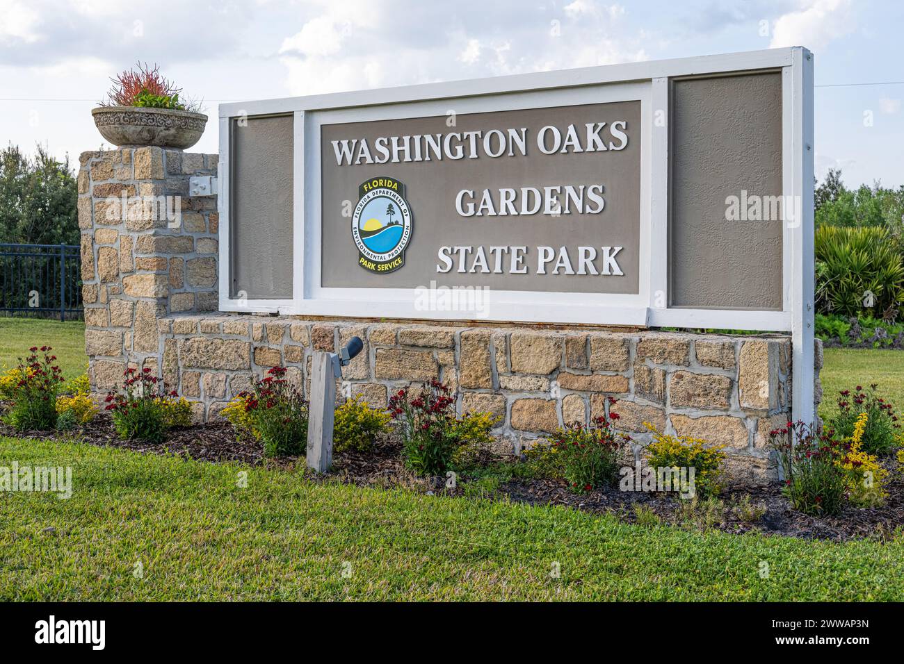 Eintrittsschild für den Washington Oaks Gardens State Park entlang der A1A Scenic & Historic Coastal Byway in Palm Coast, Florida. (USA) Stockfoto