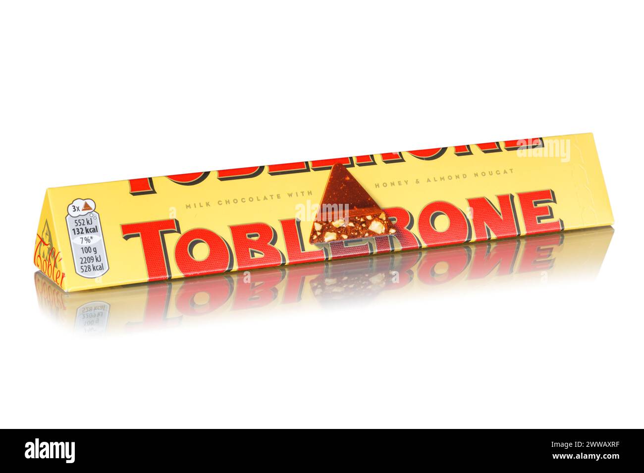 Stuttgart, Deutschland - 17. Mai 2023: Toblerone Schokolade von Tobler und Mondelez International, isoliert auf weißem Hintergrund in Stuttgart, Ger Stockfoto Stuttgart, Deutschland - 17. Mai 2023: Toblerone Schokolade von Tobler und Mondelez International, isoliert auf weißem Hintergrund in Stuttgart, Ger Stockfoto