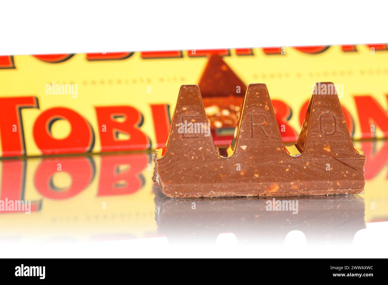 Stuttgart, Deutschland - 17. Mai 2023: Toblerone Schokolade von Tobler und Mondelez International, isoliert auf weißem Hintergrund in Stuttgart, Ger Stockfoto Stuttgart, Deutschland - 17. Mai 2023: Toblerone Schokolade von Tobler und Mondelez International, isoliert auf weißem Hintergrund in Stuttgart, Ger Stockfoto