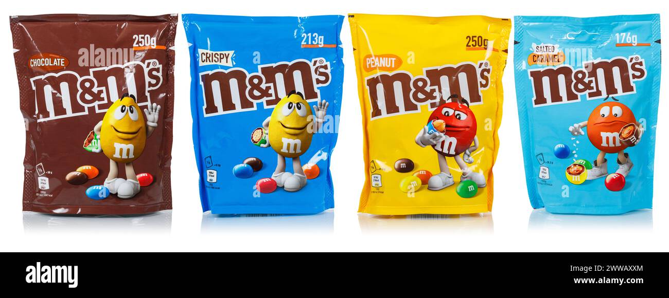 Stuttgart, Deutschland - 19. Mai 2023: Verschiedene M&M's Schokoladenkonfekt-Typen der Firma Mars Inc. Isoliert auf weiß in Stuttgart. Stockfoto