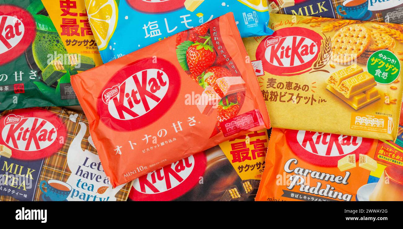 Stuttgart, Deutschland - 12. Oktober 2023: Verschiedene Typen von KitKat Kit Kat Schokoladentafeln aus Japan der Firma Nestle als Hintergrundpanorama in Stuttga Stockfoto