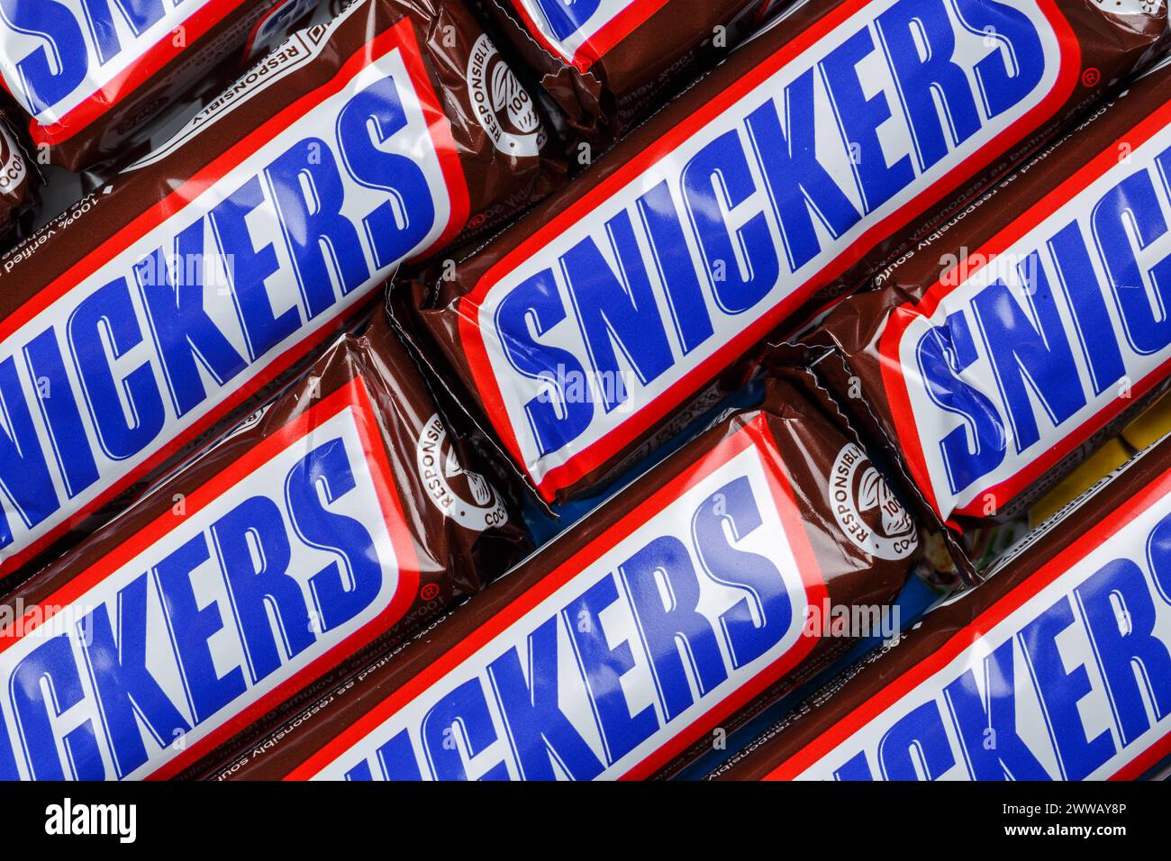 Stuttgart - 9. November 2023: Snickers Schokoladenriegel von Mars Inc. Als Hintergrund in Stuttgart. Stockfoto