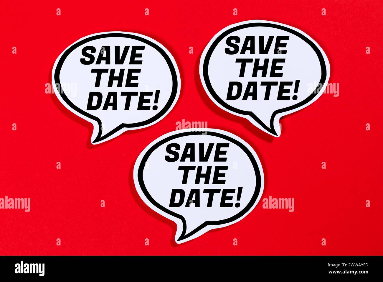 Speichern Sie das Datum der Einladungsnachricht in Sprechblasen Kommunikation Geschäftskonzept rot Stockfoto