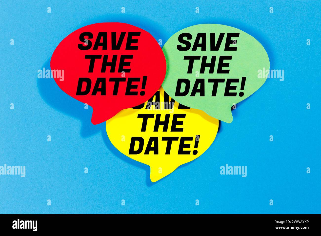 Speichern Sie das Datum der Einladungsnachricht in bunten Sprechblasen Kommunikation Geschäftskonzept blau Stockfoto