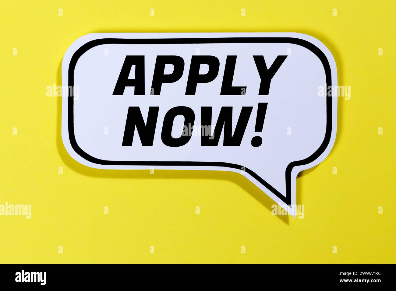 Bewerben Sie sich jetzt Jobs, Job Working Recruiting Mitarbeiter in Sprachblase Kommunikation Geschäftskonzept gelb Stockfoto