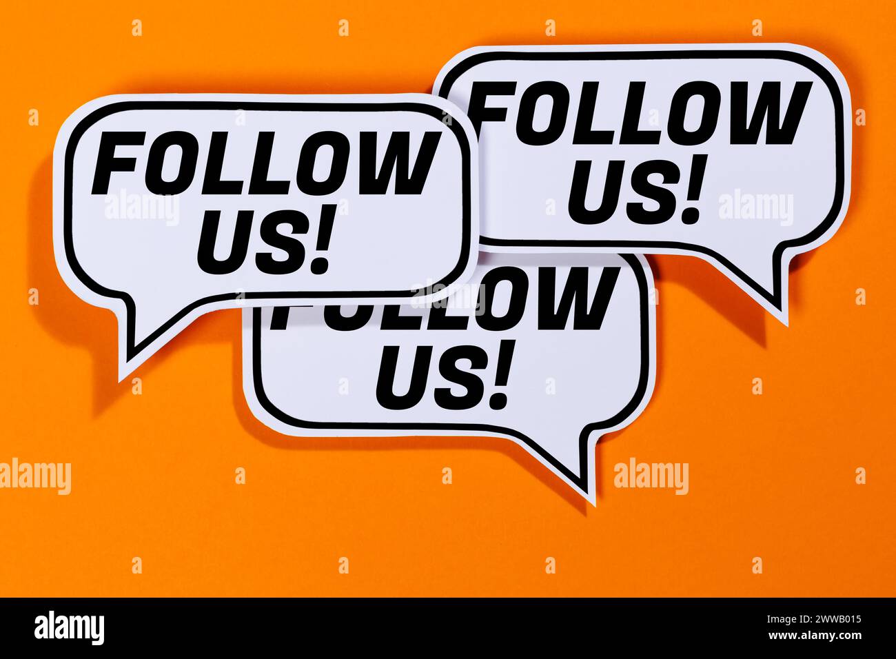 Follow US Follower Fans mögen soziale Netzwerke Medien Internet in Sprechblasen Kommunikation Geschäftskonzept Orange Stockfoto