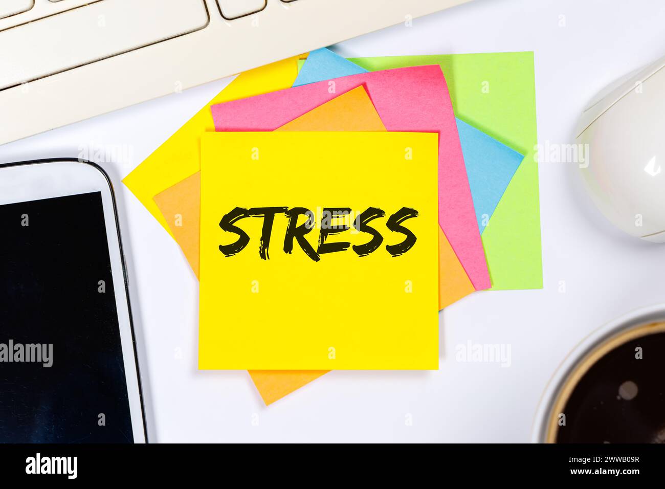 Stress Stress Stress Burnout bei der Arbeit entspanntes Geschäftskonzept auf einem Schreibtisch überarbeitet Stockfoto