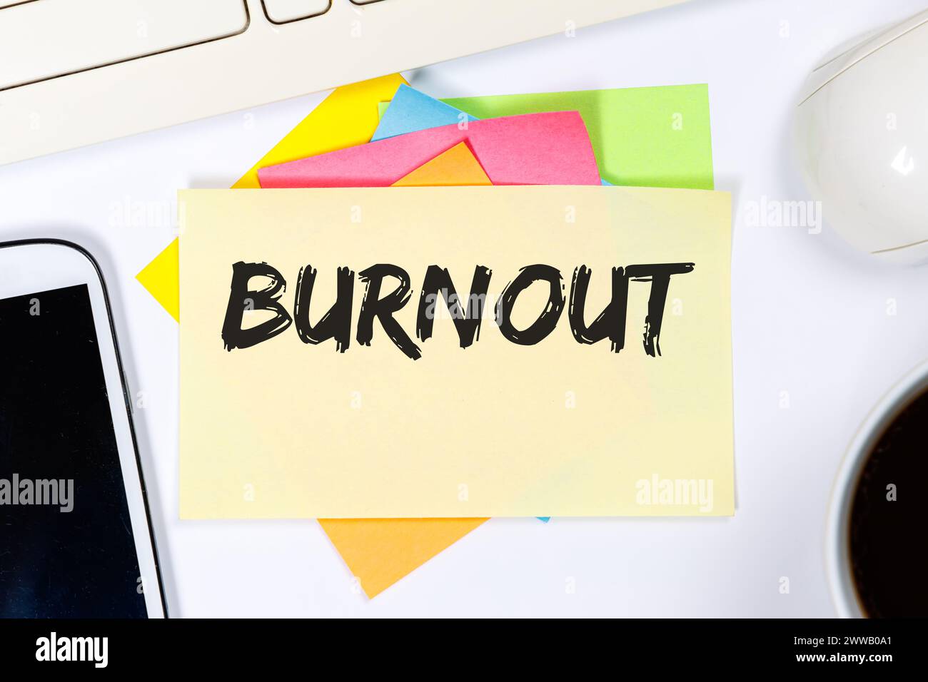 Burnout Krankheit Stress am Arbeitsplatz Geschäftskonzept am Schreibtisch Arbeiten Stockfoto