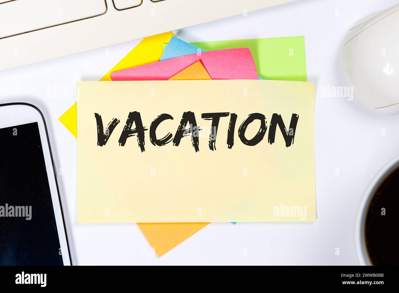 Urlaub Urlaub Urlaub Entspannung entspannte Pause Freizeit Business Konzept an einem Schreibtisch Stockfoto