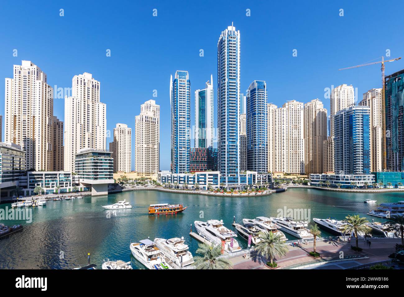 Dubai Marina Skyline City-Landschaft mit Yachten Wolkenkratzer Gebäude leben im Wasser Luxus Stockfoto