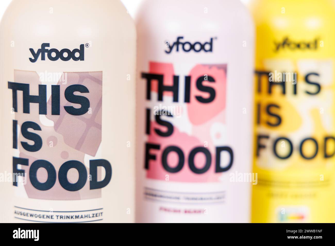 Stuttgart, Deutschland - 29. Februar 2024: Yfood This is Food Drinking Meal verschiedene Flavors in Flaschen in Stuttgart, Deutschland. Stockfoto