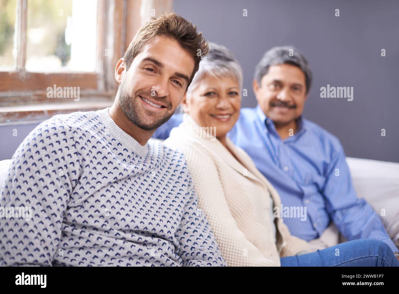 Erwachsener Sohn, Senioreneltern und Porträt mit Lächeln und Zuhause mit Glück und Wochenendbesuch. Wohnung, alte Mutter und reifer Vater mit Pause und Stockfoto