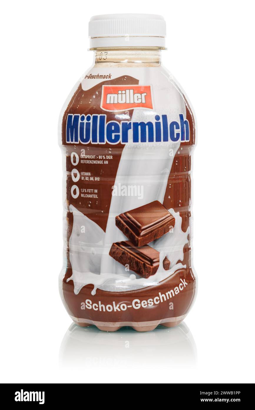 Stuttgart - 5. März 2024: Müllermilch Schokoladengeschmack in einer Flasche von Theo Müller isoliert auf weißem Hintergrund in Stuttgart, Germa Stockfoto