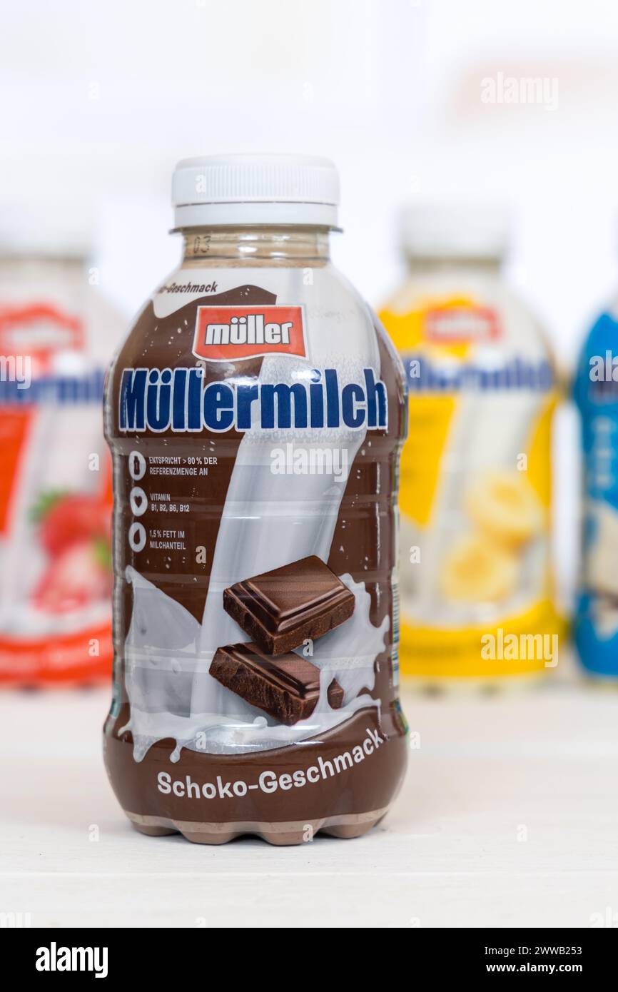 Stuttgart - 5. März 2024: Müllermilch verschiedene Aromen in Flaschen von Theo Müller Firmenporträtformat in Stuttgart. Stockfoto