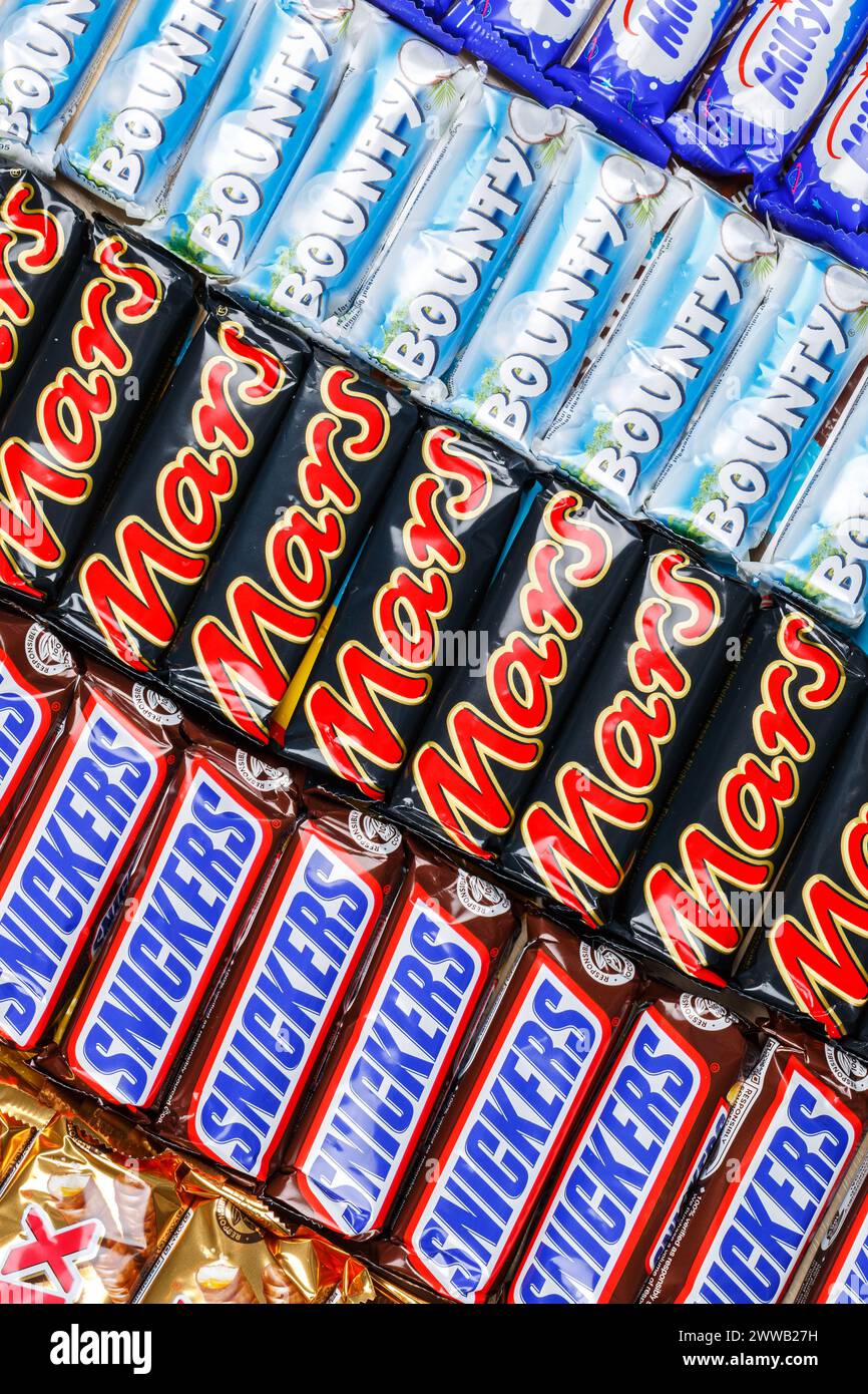 Stuttgart, Deutschland - 7. November 2023: Produkte der Firma Mars Inc. Wie Snickers, Twix, Milky Way und Bounty Schokoladenriegel Hintergrundporträt Form Stockfoto
