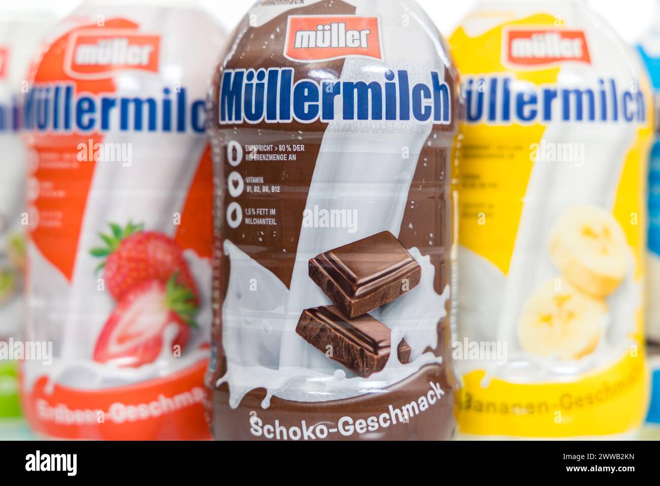 Stuttgart, Deutschland - 5. März 2024: Müllermilch verschiedene Aromen in Flaschen von Theo Müller in Stuttgart. Stockfoto