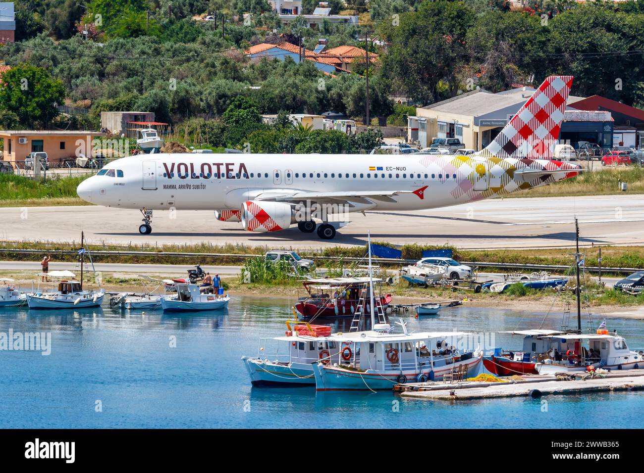 Skiathos, Griechenland - 28. Juni 2023: Volotea Airbus A320 am Skiathos Airport (JSI) in Griechenland. Stockfoto
