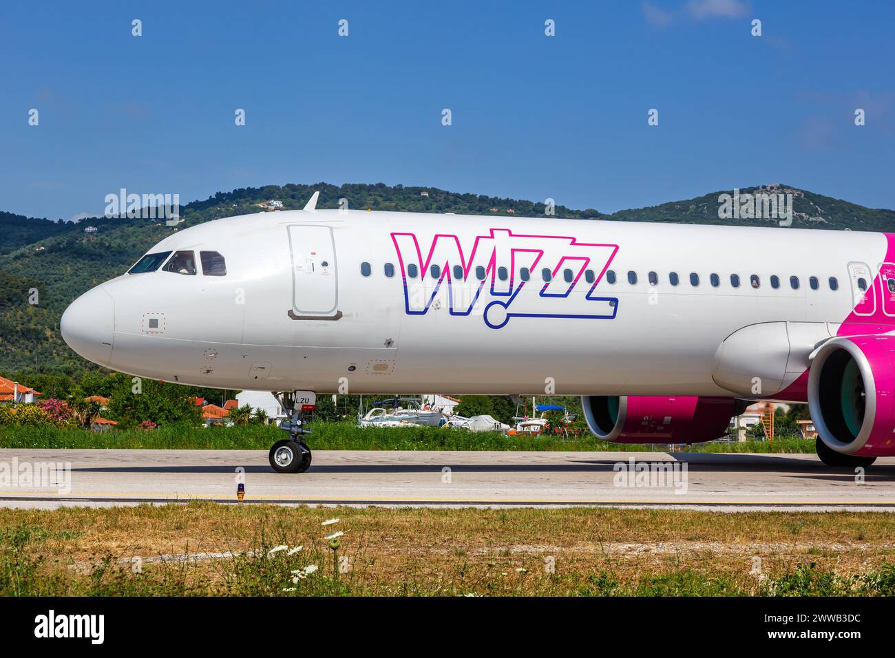 Skiathos, Griechenland - 27. Juni 2023: Wizzair Airbus A321neo Flugzeug am Skiathos Flughafen (JSI) in Griechenland. Stockfoto