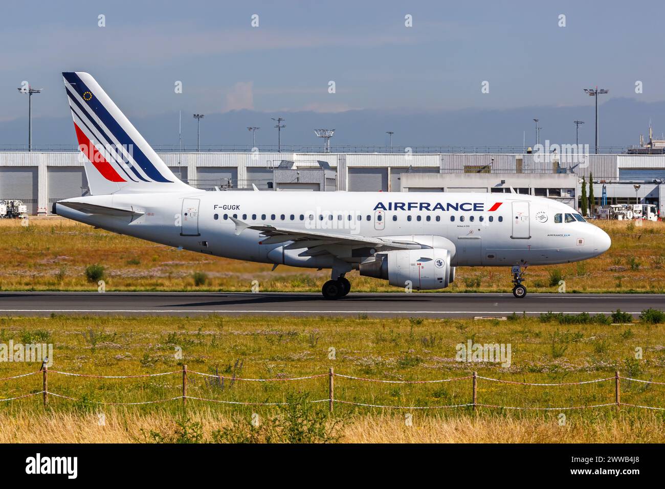 Paris, Frankreich - 4. Juni 2022: Ein Airbus A318 Flugzeug der Air France mit dem Kennzeichen F-GUGK auf dem Flughafen Paris Orly (ORY) in Frankreich. Stockfoto