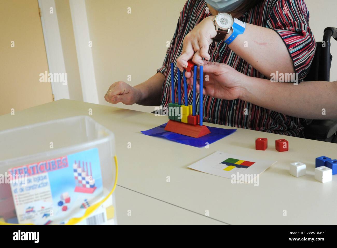 Ergotherapeutische Sitzung in der Nachsorge- und Rehabilitationsabteilung eines Krankenhauses. Stockfoto