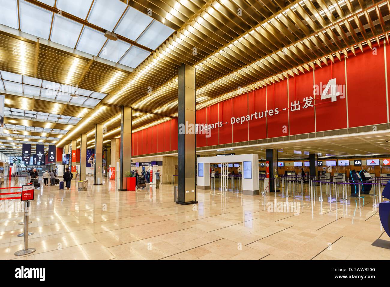 Paris, Frankreich - 4. Juni 2022: Flughafenterminal 4 Sud am Flughafen Paris Orly (ORY) in Frankreich. Stockfoto