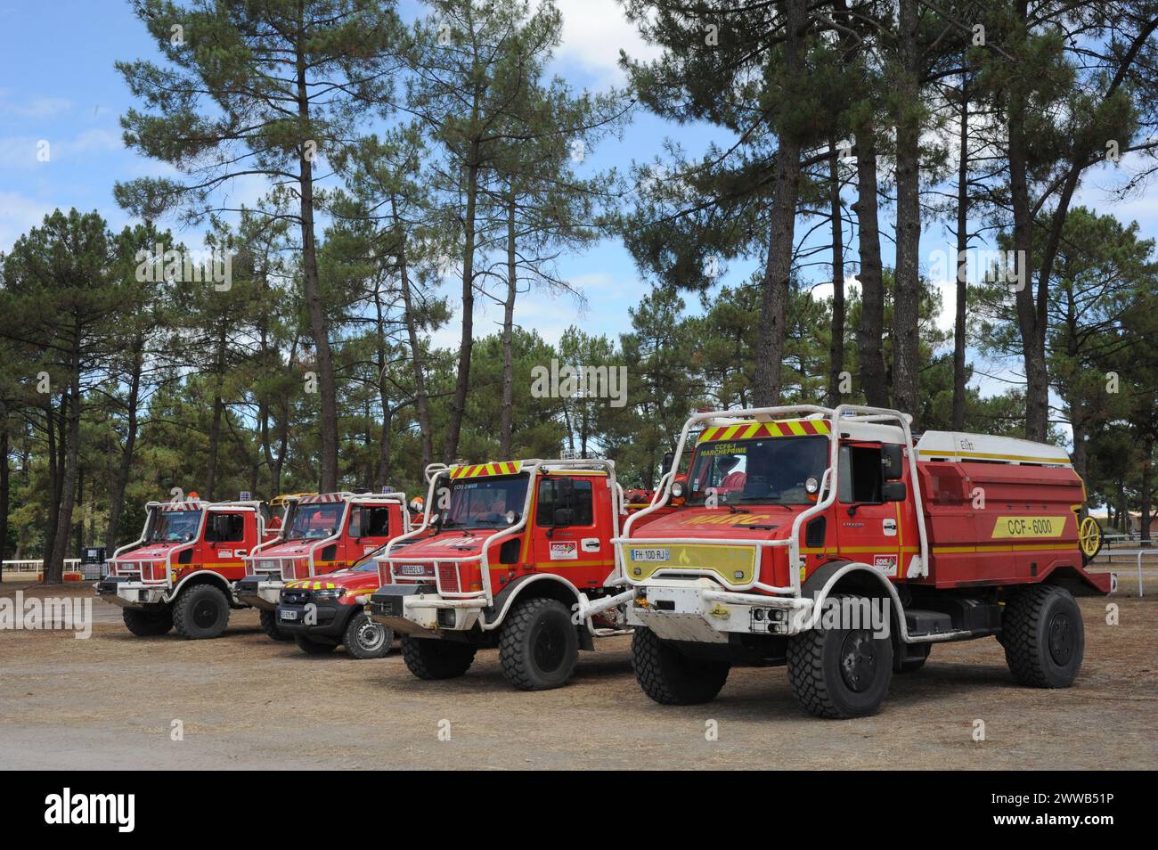 Die Kommandozentrale der Feuerwehr Gironde, die für das Löschen und Überwachen der Brände vom Juli 2022 in Teste de Buch zuständig ist. Feuerwehrauto und Team. Stockfoto