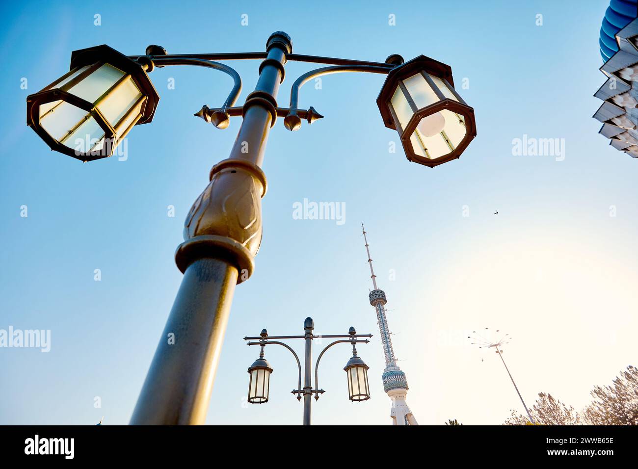 Taschkent Fernsehturm Toschkent Teleminorasi und Lampenpfosten gegen blauen Himmel in Usbekistan Stockfoto