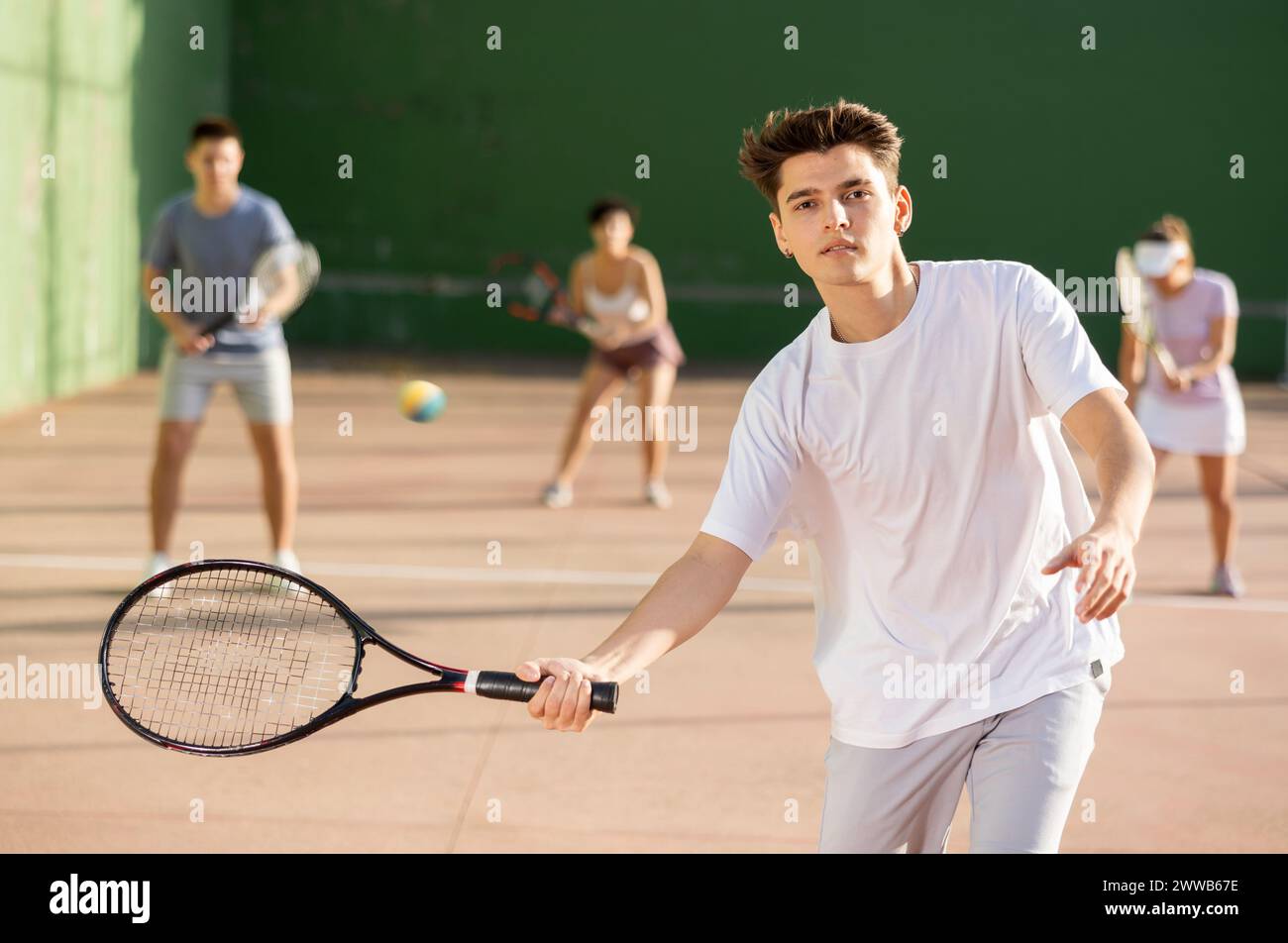 Junger Mann spielt Frontenis auf dem Pelota-Platz im Freien Stockfoto