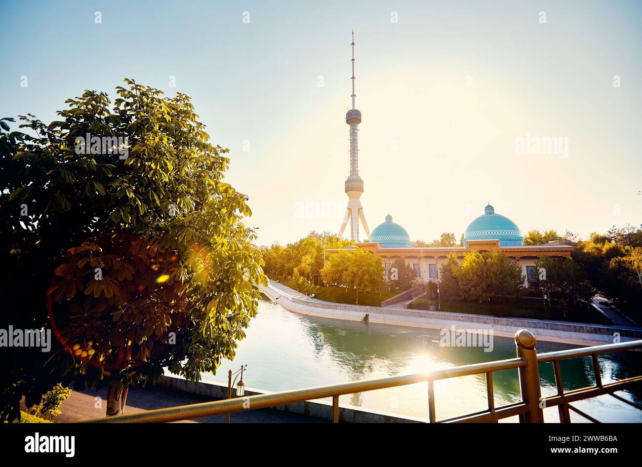 Der Taschkent Fernsehturm Toschkent Teleminorasi mit Reflexion im Fluss von der Brücke bei Sonnenuntergang in Usbekistan Stockfoto