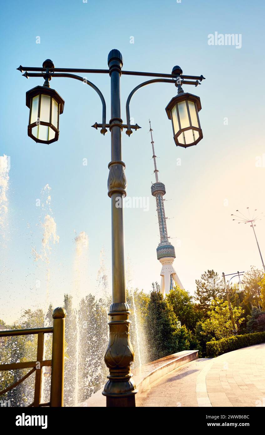 Taschkent Fernsehturm Toschkent Teleminorasi und Lampenpfosten gegen Brunnen in Usbekistan Stockfoto