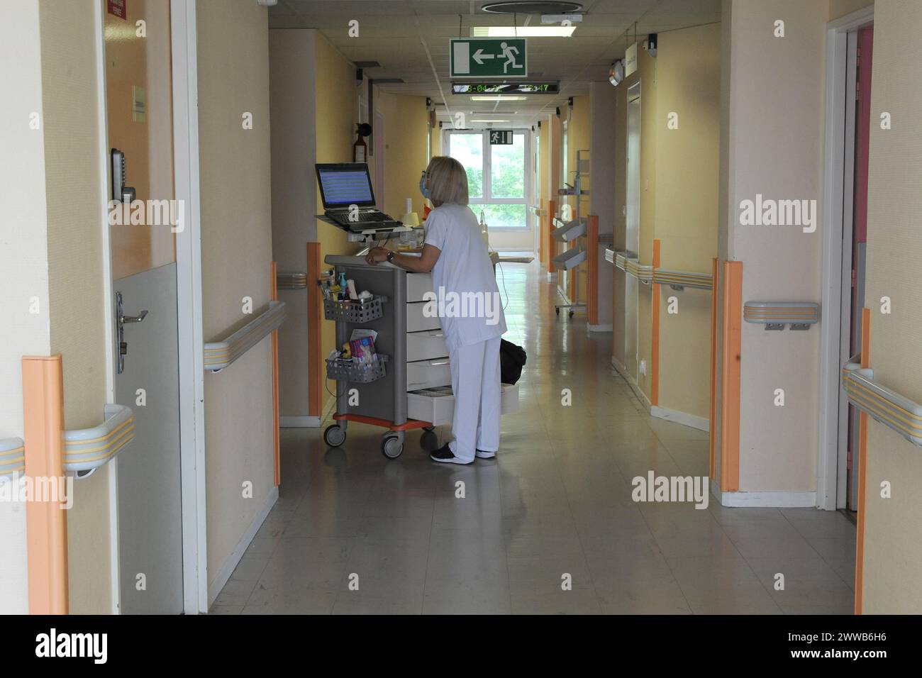 Krankenschwester im Flur eines Krankenhauses. Stockfoto
