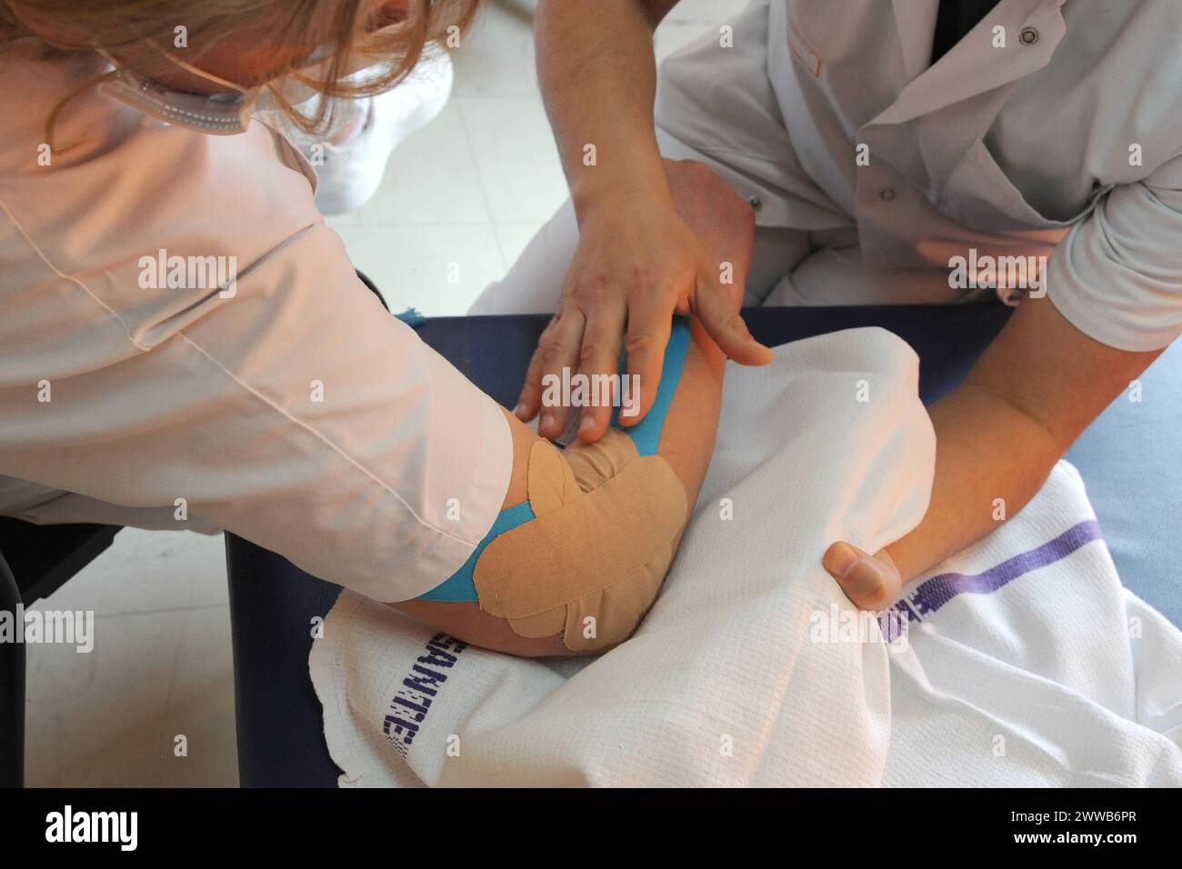 Physiotherapiesitzung in der Nachsorge- und Rehabilitationsabteilung eines Krankenhauses. Stockfoto