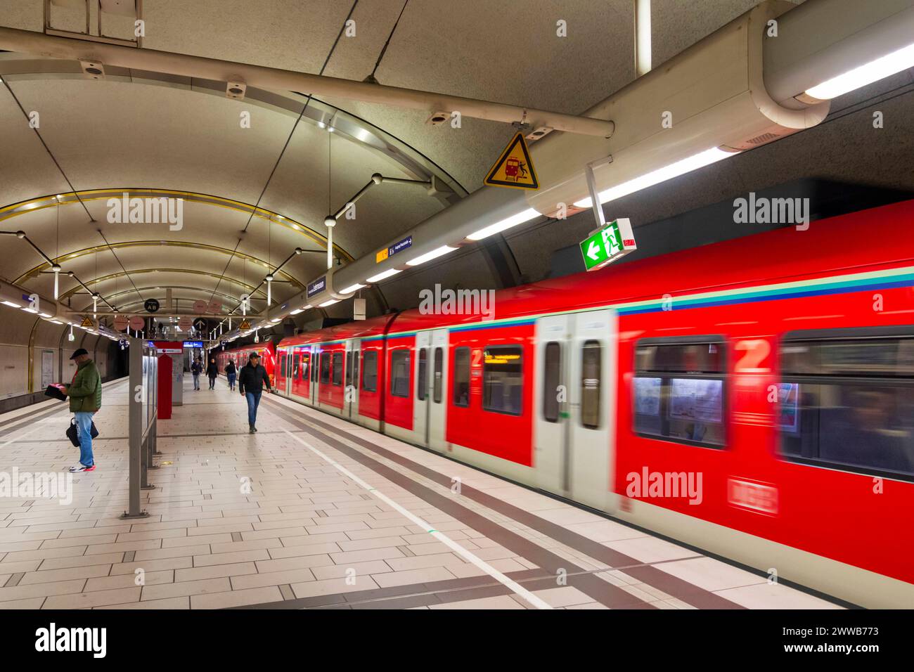 S-Bahn-Station Offenbach am Main Ledermuseum, Zug der DB Offenbach am Main Frankfurt Rhein-Main Hessen, Hessen Deutschland Stockfoto