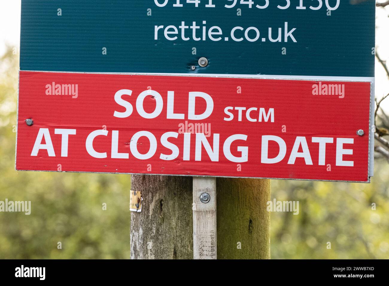 Verkauft gemäß STCM (Completed Missives) zum Abschlussdatum Schild außerhalb von Wohneigentum in Schottland - schottisches System zum Immobilienkauf Stockfoto