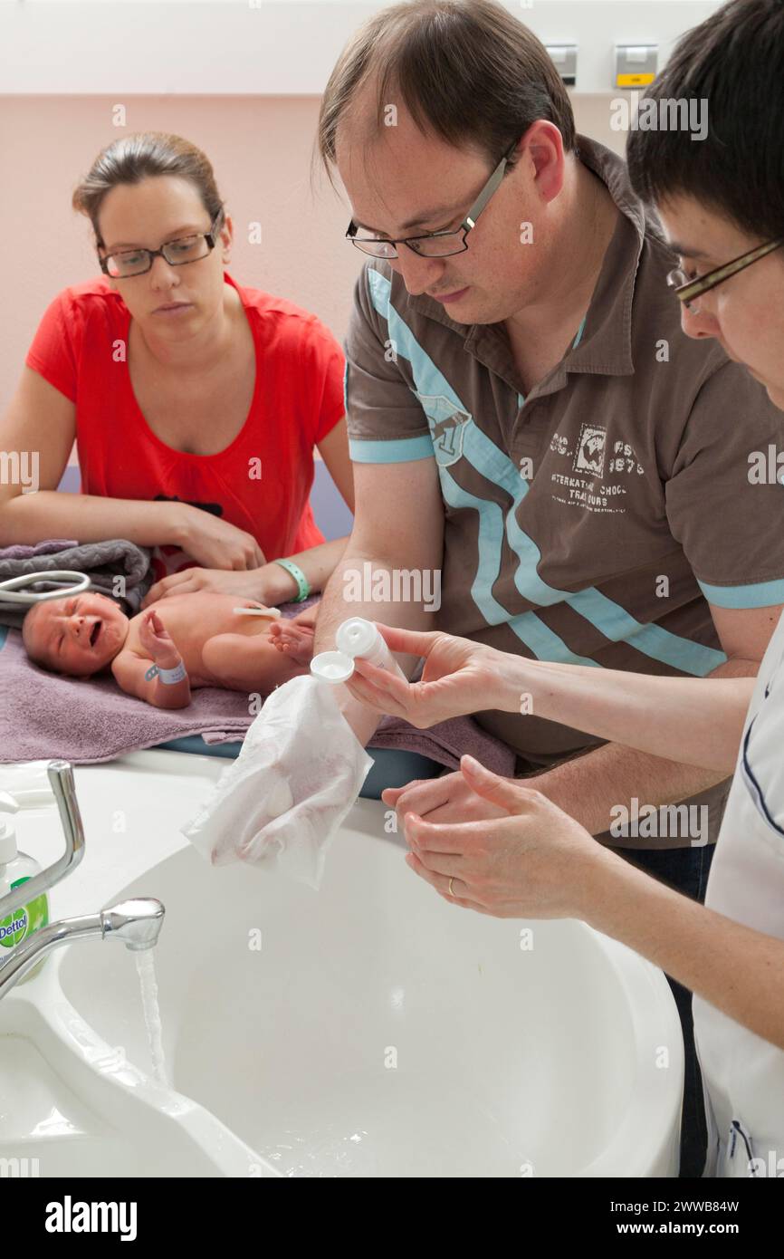 Säuglingstoilette unter Aufsicht einer Kinderbetreuerin. Krankenhaus Saint Vincent de Paul, Lille. Stockfoto