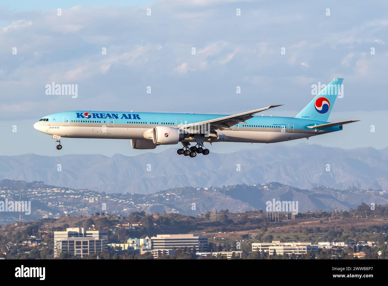 Los Angeles, USA - 2. November 2022: Korean Air Boeing 777-300(er) Flugzeug am Los Angeles International Airport (LAX) in den USA. Stockfoto