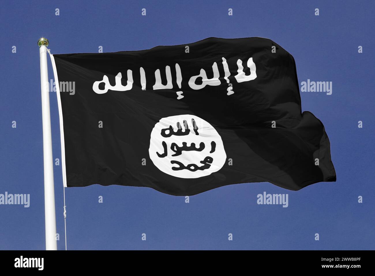 Die Flagge IST die „Flagge des IS“ mit dem „Siegel Muhammads“ übersetzt die dschihadistische Flagge Stockfoto