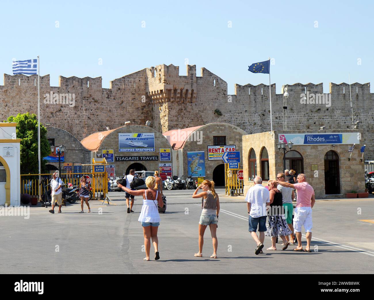 RHODOS, GRIECHENLAND-05. JULI 2011: Unbekannte Touristen wandern am Hafen von Rhodos an einem heißen Sommertag Stockfoto