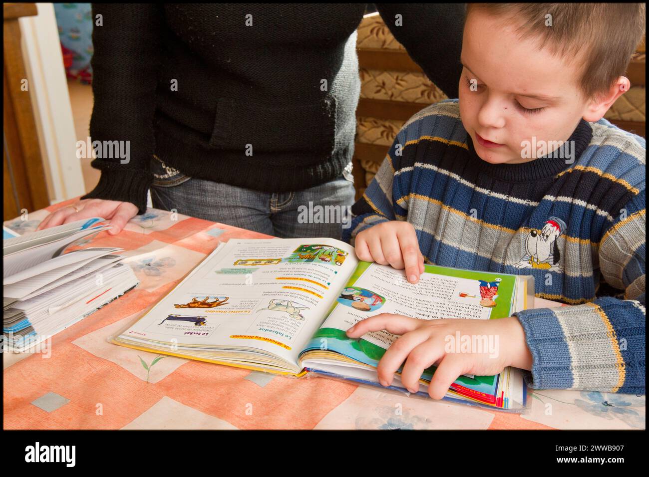 Häusliche Hilfe für Familien. CAF-Vertrag (Geburtenzuschlag). Stockfoto