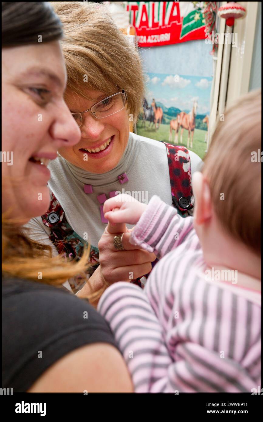 ASE - Kindersozialhilfe. Die Mutter stellt Isabelle die jüngste Vanessa vor. NUR FÜR REDAKTIONELLE ZWECKE. Stockfoto